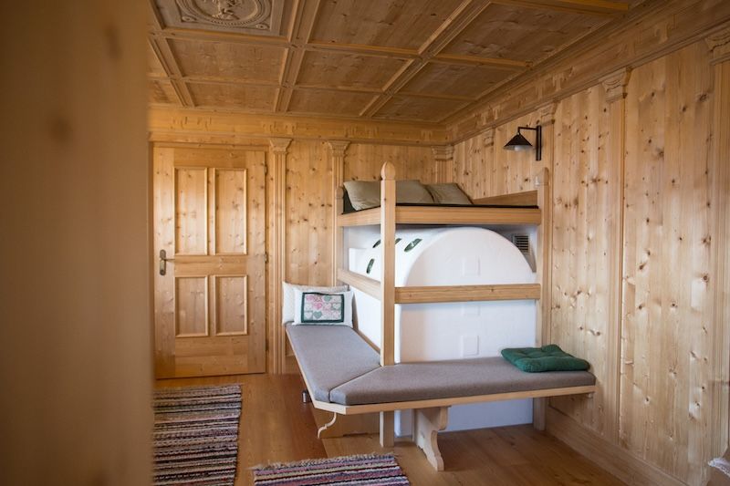 Bauernstube mit Ofen und Ofenbank